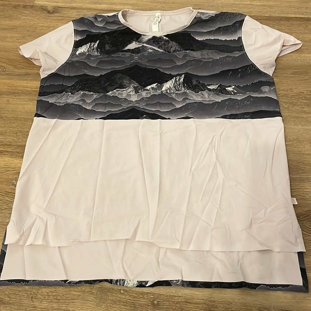Lululemon tee relaxed fit Size 10